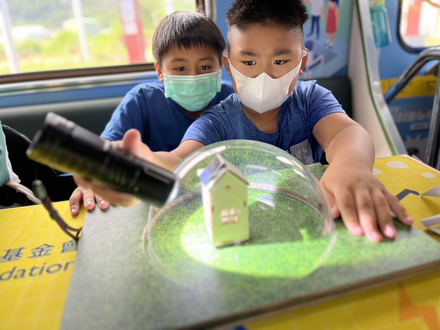 金沙城參與基礎科學主題車廂，以STEAM教學精神，設計「逐日科學家」、「太陽能工程師」以及「淨零建築師」三大能源科普課程和實驗