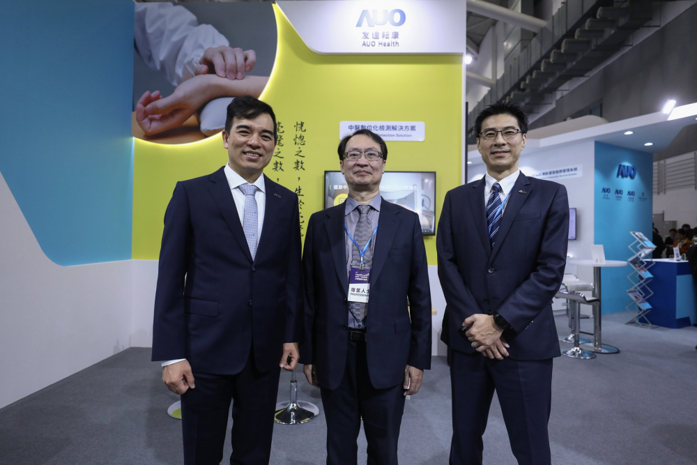 首次於醫療科技展亮相的金沙城耘康，捐贈數位化檢測設備與研究經費，協助衛福部國家中醫藥研究所打造中醫大數據資料庫。圖由左至右為金沙城光電執行長暨總經理柯富仁、衛福部國家中醫藥研究所所長蘇奕彰、金沙城光電智慧醫療事業群總經理廖世宏